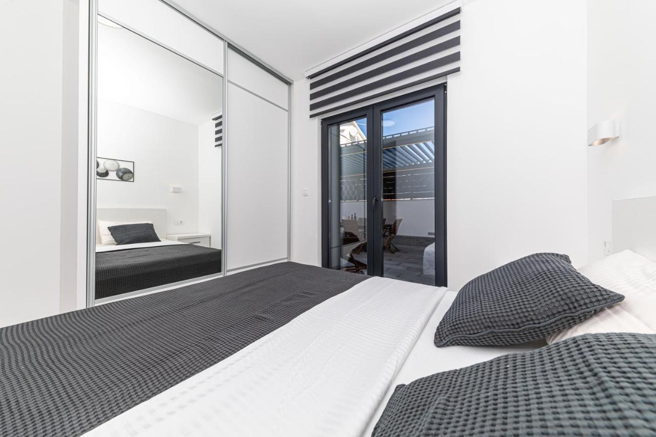 Luxury Apartment Pia With Swimming Pool And Grill Τρογκίρ Εξωτερικό φωτογραφία