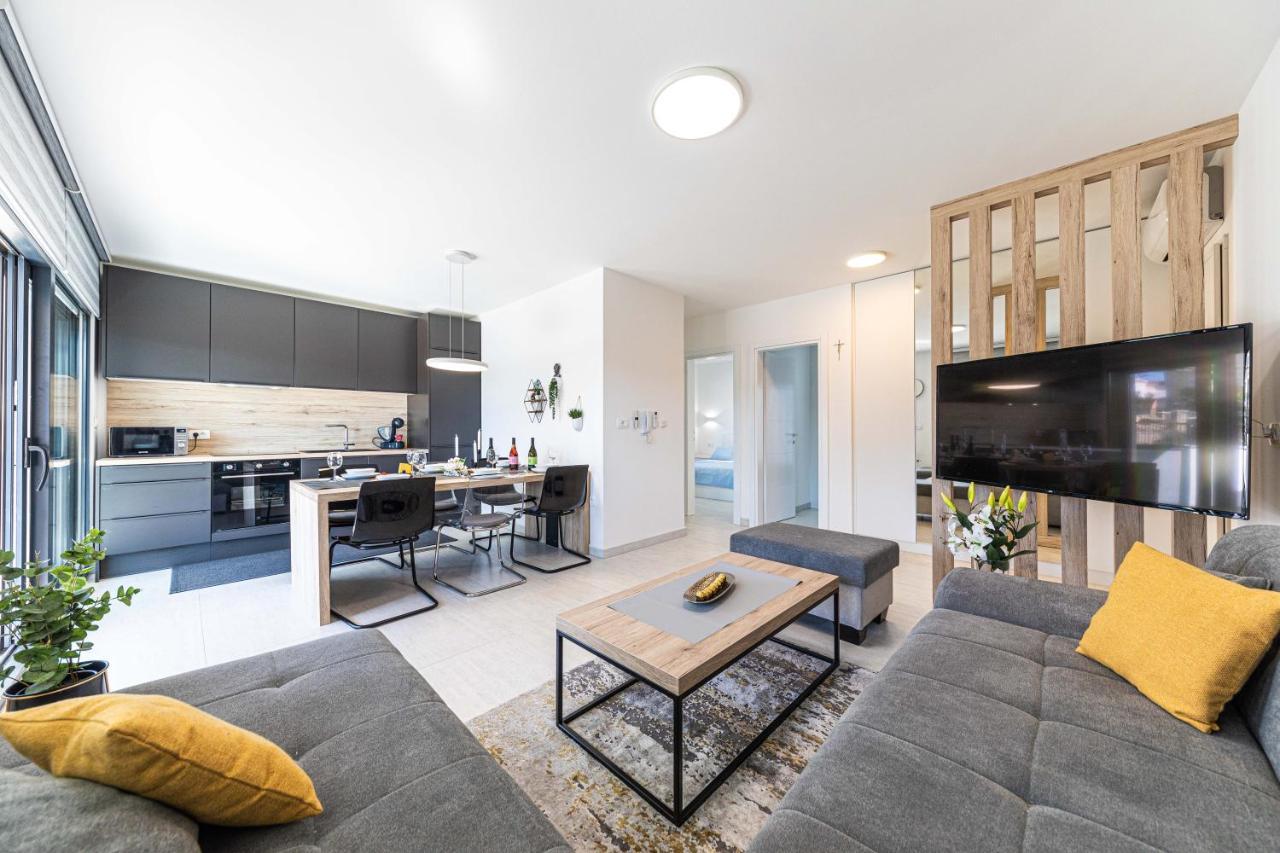 Luxury Apartment Pia With Swimming Pool And Grill Τρογκίρ Εξωτερικό φωτογραφία